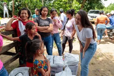 Gestora social, Valeria Vega, entrega ayudas humanitarias en zona rural de Pueblo Nuevo