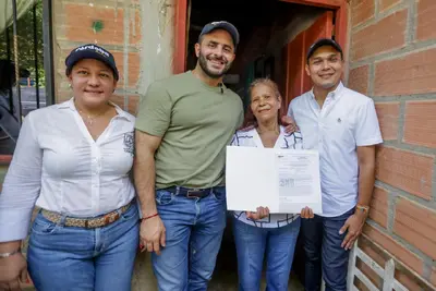 Casa a casa Gobernador Erasmo Zuleta Bechara entregó títulos de propiedad a familias de la Urbanización Pénjamo en Tierralta